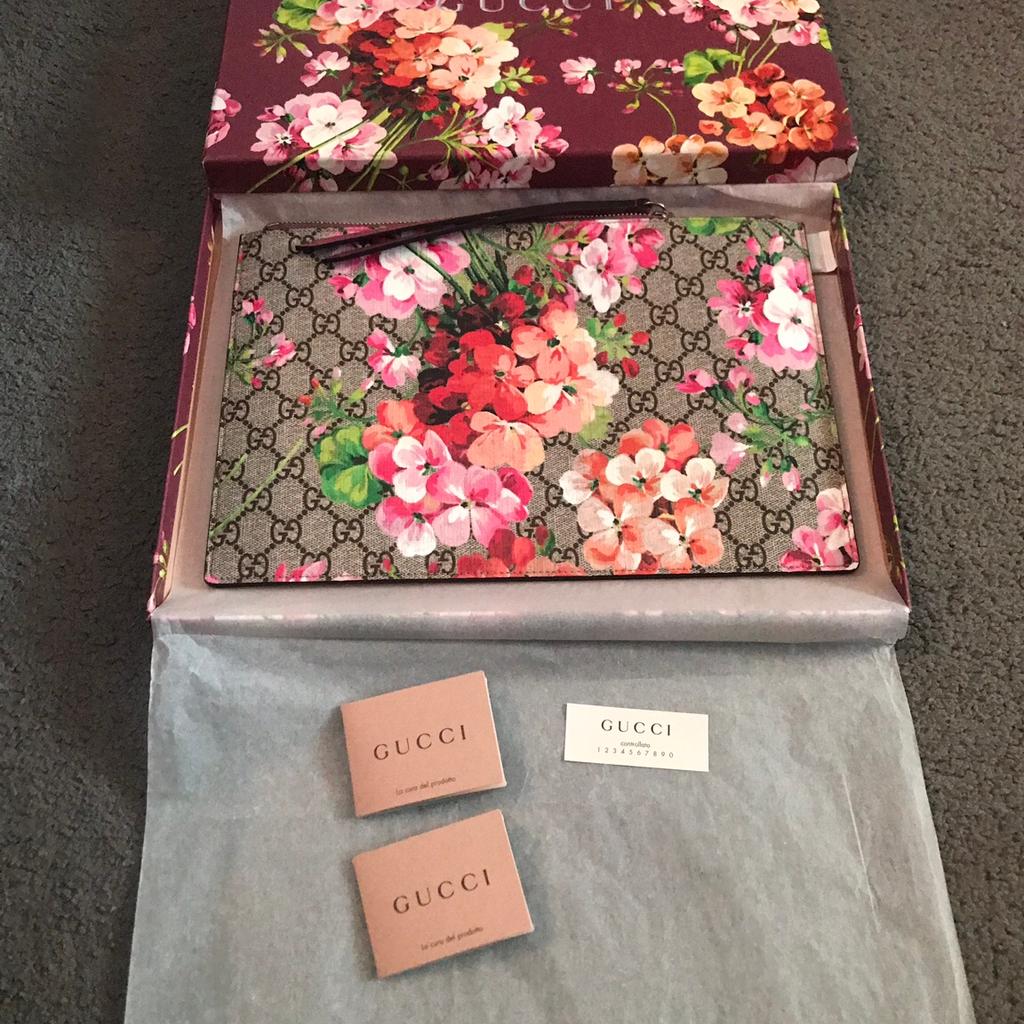 Gucci bloom best sale pouch bag