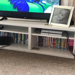 White frame TV unit
Doors included still in box not been opened
2x doors available