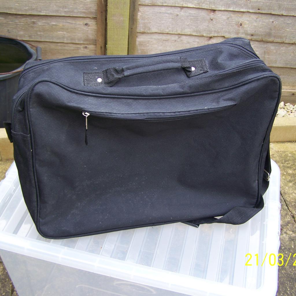 this black carry holdall has several pockets with zips ,and has a carry strap adjustable ,with 4 tiny plastic studs as feet ,holds quite a lot ideal for weekends away and collage etc ,made by trax made of strong nylon web,can post or collect from buyer