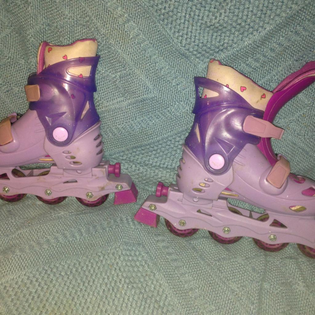 Groovy chick roller blades with Knee pads in N9 Enfield for £5.00 for