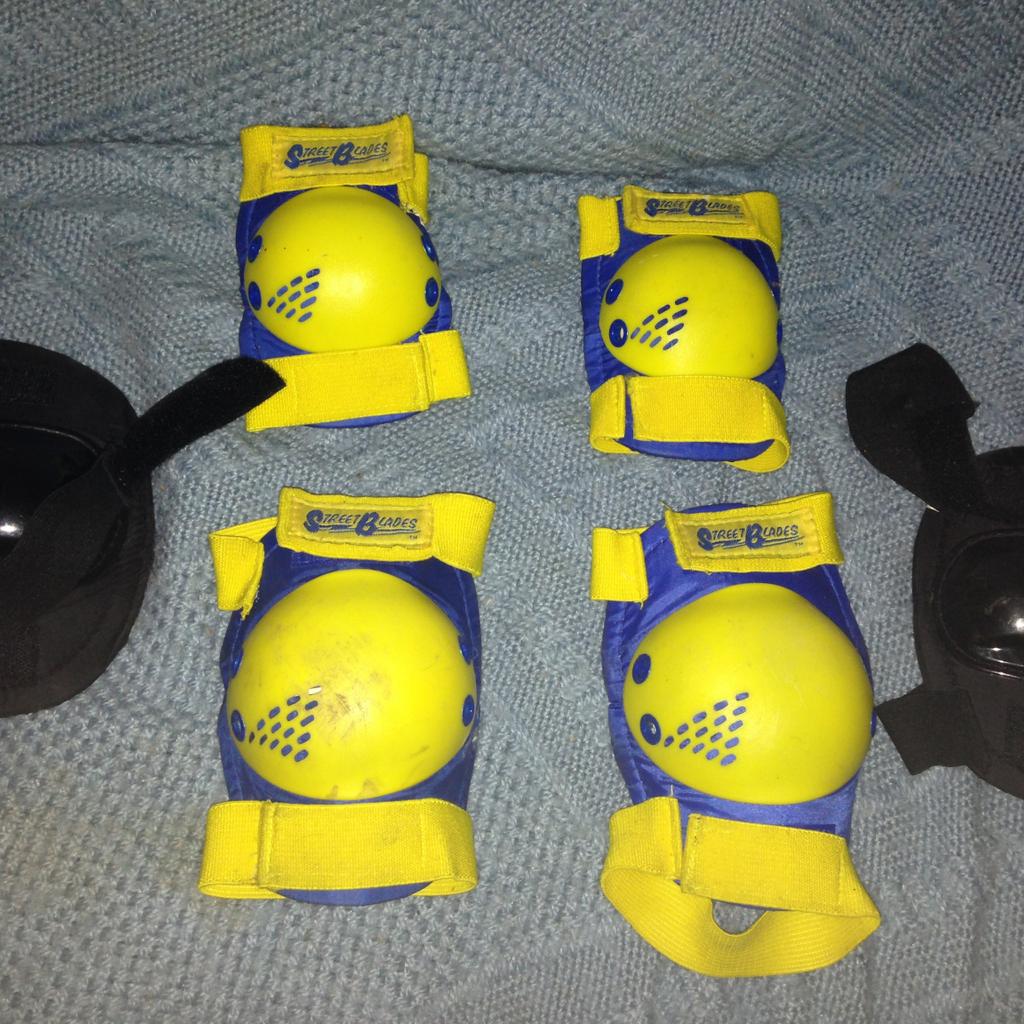 Groovy chick roller blades with Knee pads in N9 Enfield for £5.00 for
