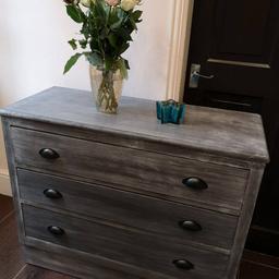 Newly refurbished (coated with chalk paint and protected with wax) chest of drawers to shabby chic effect. Extraordinary piece of furniture to change boring decoration of your room.

I can deliver locally within Wolverhampton