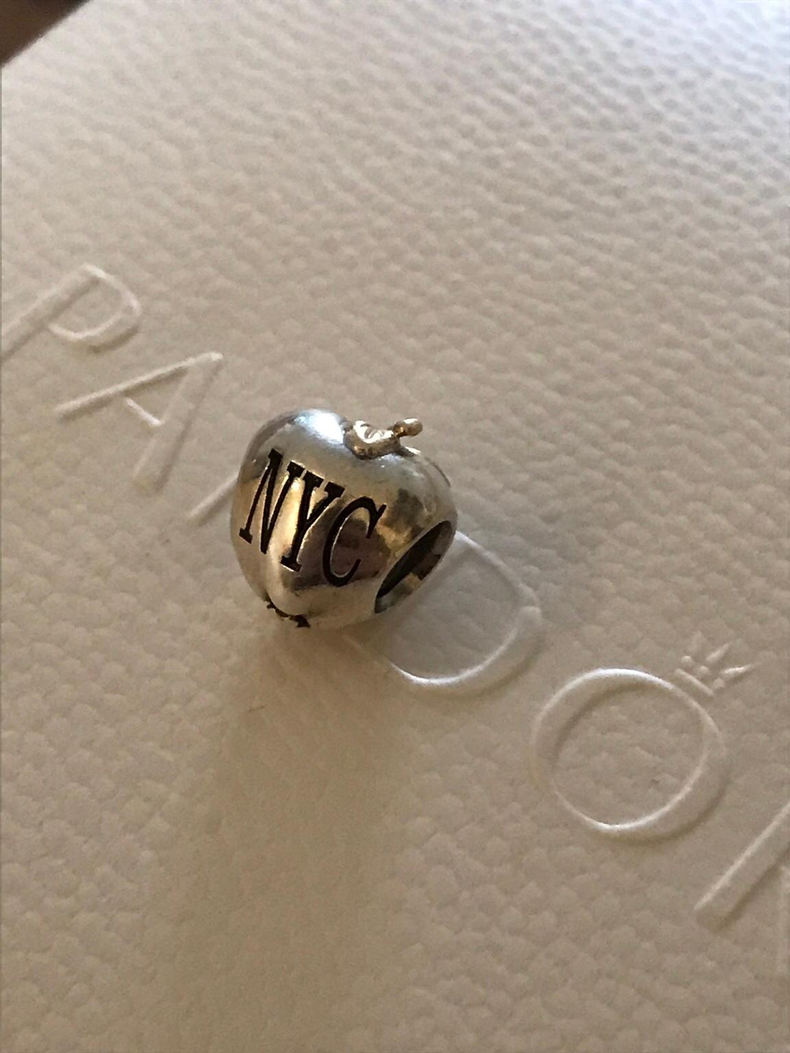 Pandora apple cheap charm nyc