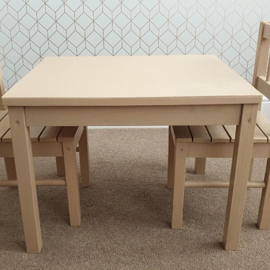 Children's table and two chairs in CM2 Chelmsford für 12,00 £ zum
