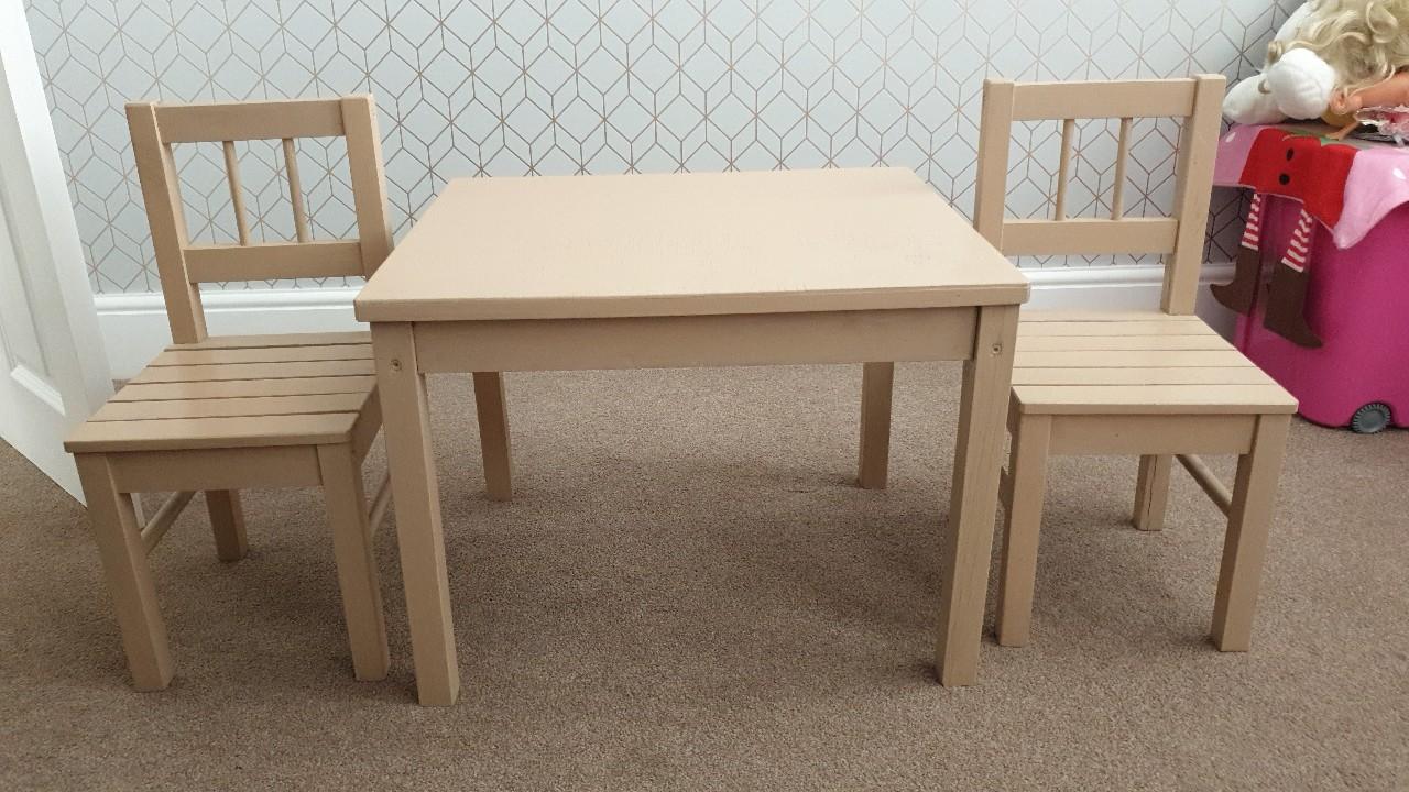 Children's table and two chairs in CM2 Chelmsford für 12,00 £ zum