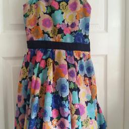 beautiful new dress with flare out lining age 7-8
see other dresses. will take £25 for all .