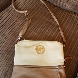 Mivhael kors two tone beige detail hand bag.  pockets to inside including one large zip pocket.  zipped pickets to front and back.  adjustanle shoulder strap
collection Eastwood Leigh on sea or post tracked £2.95 pay pal payment for this service