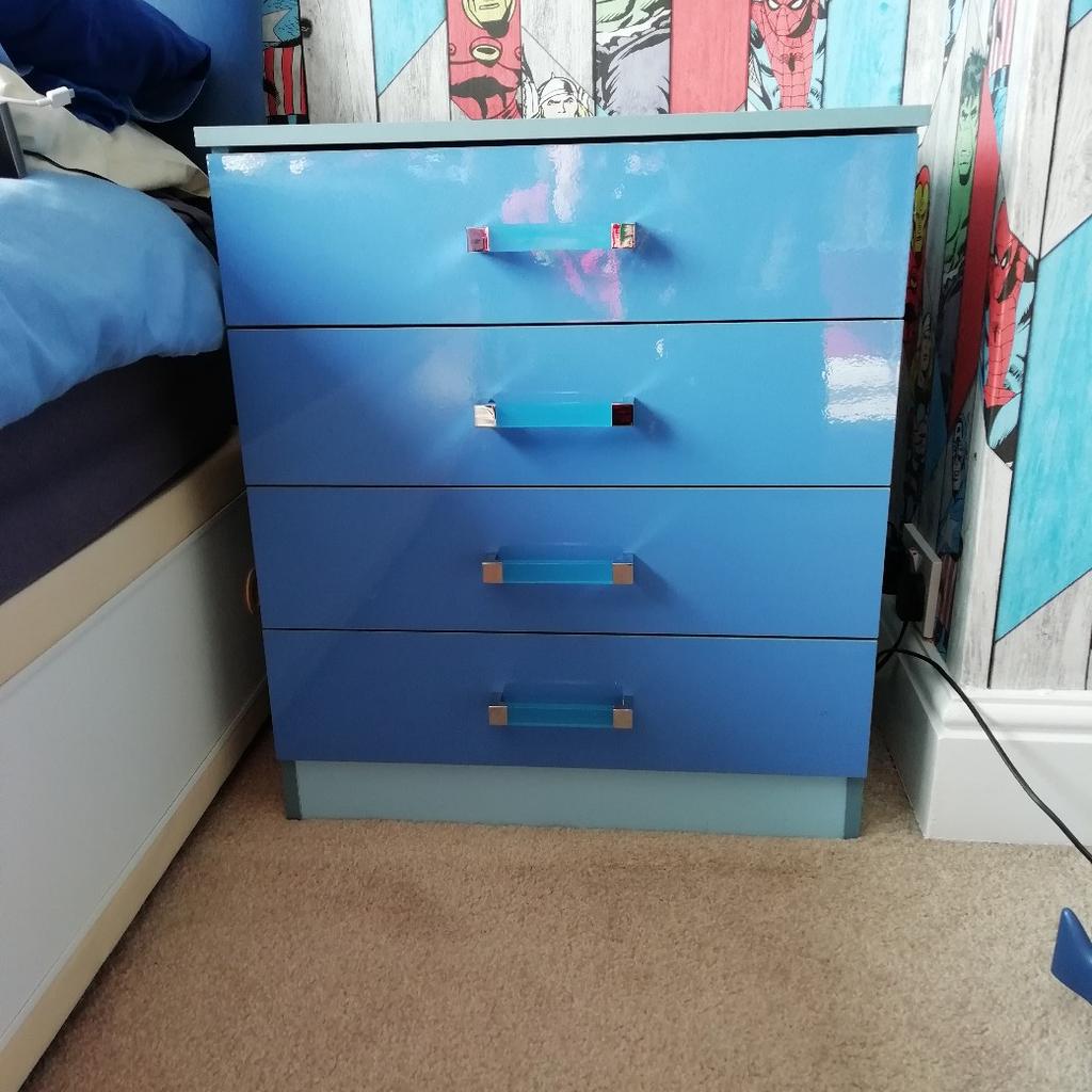 Wardrobe and chest of drawers set in Doncaster für £ 35,00 zum Verkauf