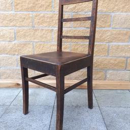 Verkaufe einen alten Stuhl als Dekor, stabil, massiv Holz mit Pattina. Die Altersbedingte Spüren sind vorhanden. Die Sitzfläche ist Immitat. Gr. : Stuhlhöhe 93 cm, Sitzhöhe 47 cm, Breite 40x40 cm. Für Selbstabholer.