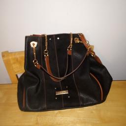 River Island women's handbag leather and Swede.
Comes from a smoke and pet free home.
Paid £50.00 two months ago.