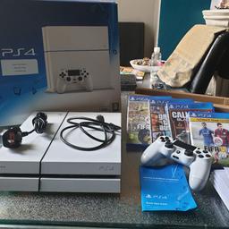 playstation 4 original white console 500gb with 1 controller and 4 games 100% working order

like new hardly used

07539422671