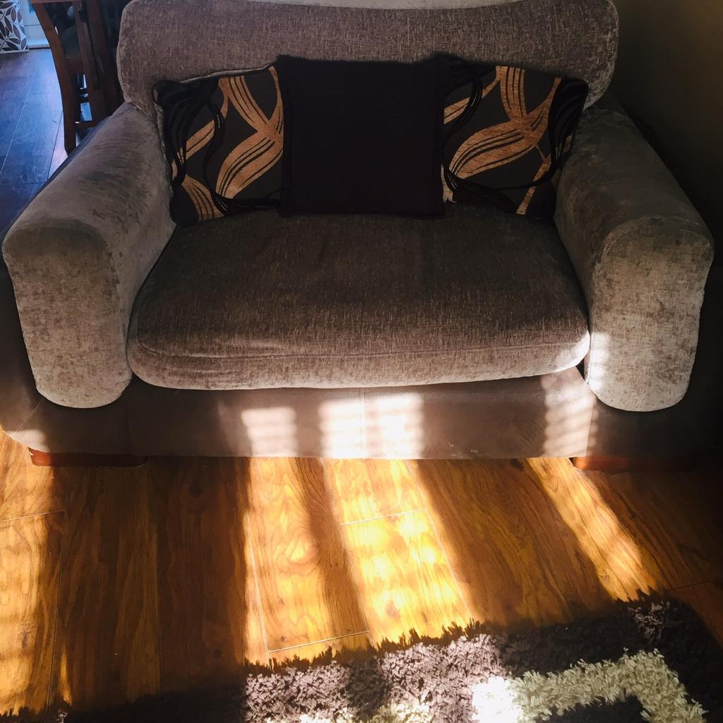 4 seater sofa, love seat and puffy in TS12 Skelton für 100,00 £ zum