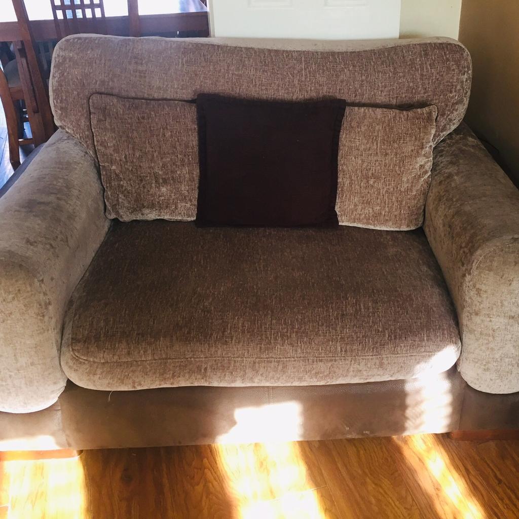 4 seater sofa, love seat and puffy in TS12 Skelton für 100,00 £ zum