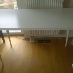 Der Schreibtisch hat minimale Gebrauchsspuren. Der Schreibtisch ist ursprünglich von IKEA.

Maße: L120/B60/H75