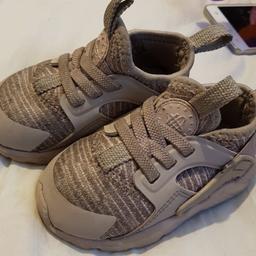 worn quite a few times but still in good condition.

unisex
infant size 4.5

collection only.