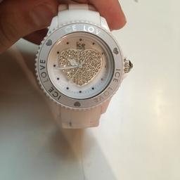 Verkaufe meine Ice Watch in weiß mit echten Swarovski Kristallen. Die Zeiger sind locker und die Batterie leer, jedoch kann man beides reparieren lassen. Versandkosten nicht im Preis miteinbegriffen.