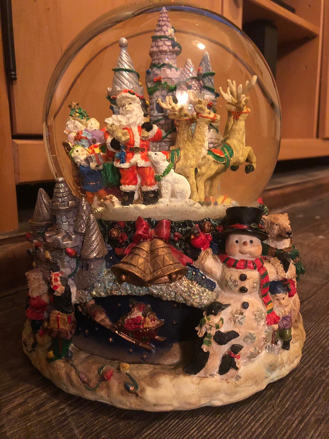 Extra large Christmas snow globe in BR5 Bromley for £10.00 for sale