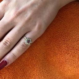 Dieser zarte, alte Ring ist aus 333er Gelbgold und hat 17 mm Durchmesser. Der schöne dunkelrote Rubin wird von einer Krabbenfassung gehalten und die 6 kleinen Diamanten umschließt jeweils eine Zargenfassung. An Selbstabholer oder kostenpflichtiger Versand. Preis VB 