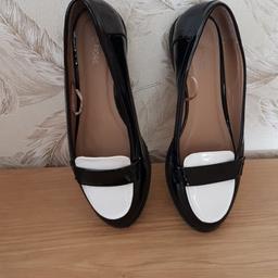 black and white ladies shoes
good condition 
Size 5