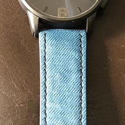 Diesel watch
Great condition only worn a couple of times
Denim look strap
Analogue face with date display

Collection from Newbold, Chesterfield