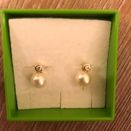 Es sind echte Perlen und der Rest besteht aus Gold (585).

Mit Versand 95€/ ohne Versand 90€