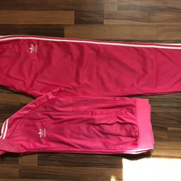 Pinker Adidas Sportanzug in Gr. L. Festpreis.
Ich finde das er eher eine M ist. Also fällt kleiner aus!
Hose wurde nie getragen und Weste sehr sehr selten. Daher alles in einem SEHR guten Zustand!