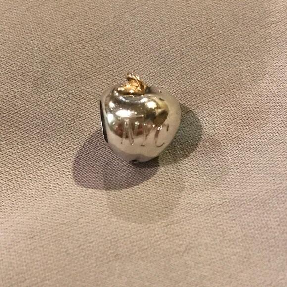 Pandora apple 2024 charm nyc