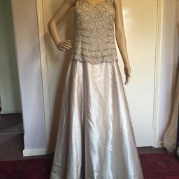 Brand new 
New long bridesmaid dress 
Sweetheart neckline ,colour nude 
Size 16 , sleeveless ,
Delivery is also available 
If you have any question please ask 

Thanks