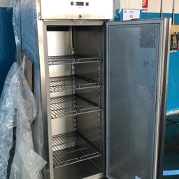 Vendesi armadio frigorifero mai usato della Olis capacità 617 litri . Ha ancora la pellicola da togliere. 0/10 gradi . 4 griglie