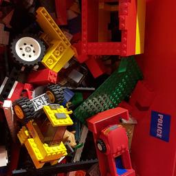 Verkaufe 3kg gemischtes Lego, darunter ebenfalls Teile von Autos, Baggern oder Polizeimotorrädern. Eine Box mit Achsen und Rädern ist ebenfalls dabei (siehe Bild 2). Weiter im Verkaufspreis inbegriffen ist eine originale Legokiste (siehe Bild 4).

Versandkosten nicht inklusive, Abholung ebenfalls möglich