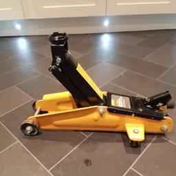 For sale Halfords 2 Tonne Hydraulic Trolley Jack Only been Used Once  The Lifting Range is  13 Cm  to 38 cm  suitable For All Cars  First To View Will Buy  Bargain £20 please Contact 07737711417