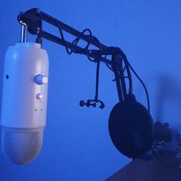 white blue yeti microphone with a microphone stand a pop filter and a 3 meter cable
good condition works perfectly fine and sounds crystal clear