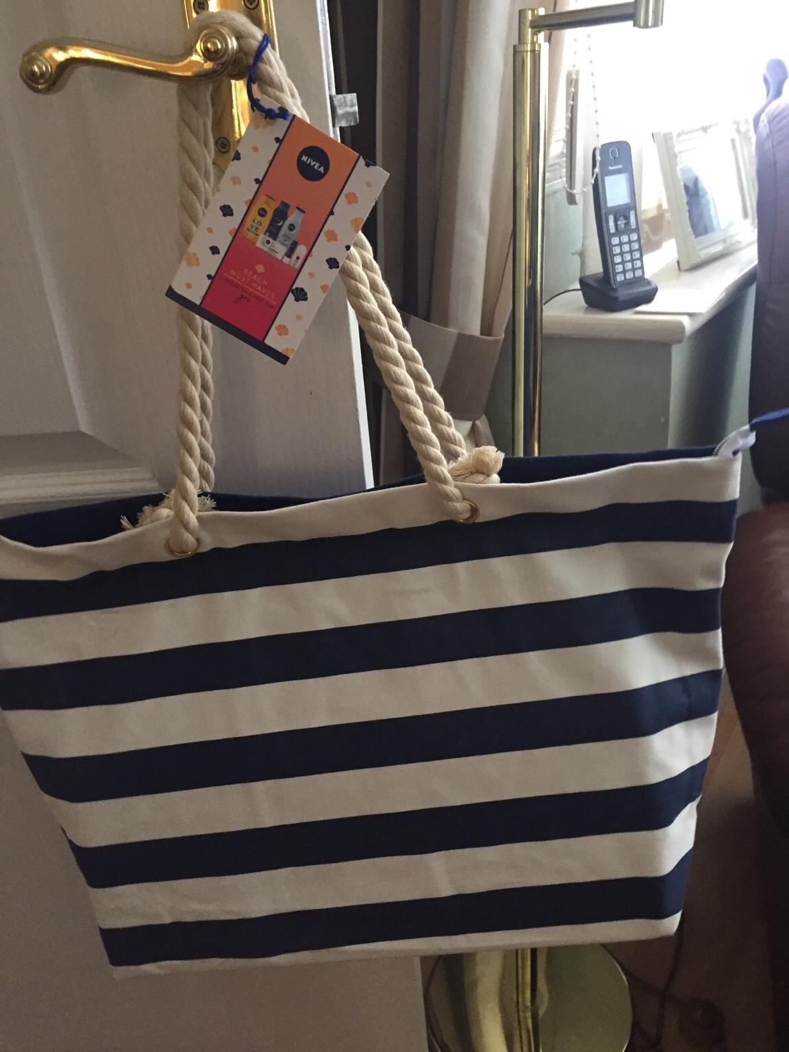 Nivea beach bag with product in CV10 Nuneaton and Bedworth für 8,00 ...