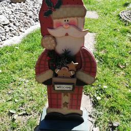 Verkauft wird ein Dekoaufsteller als Weihnachtsmann aus Holz, Höhe 60 cm