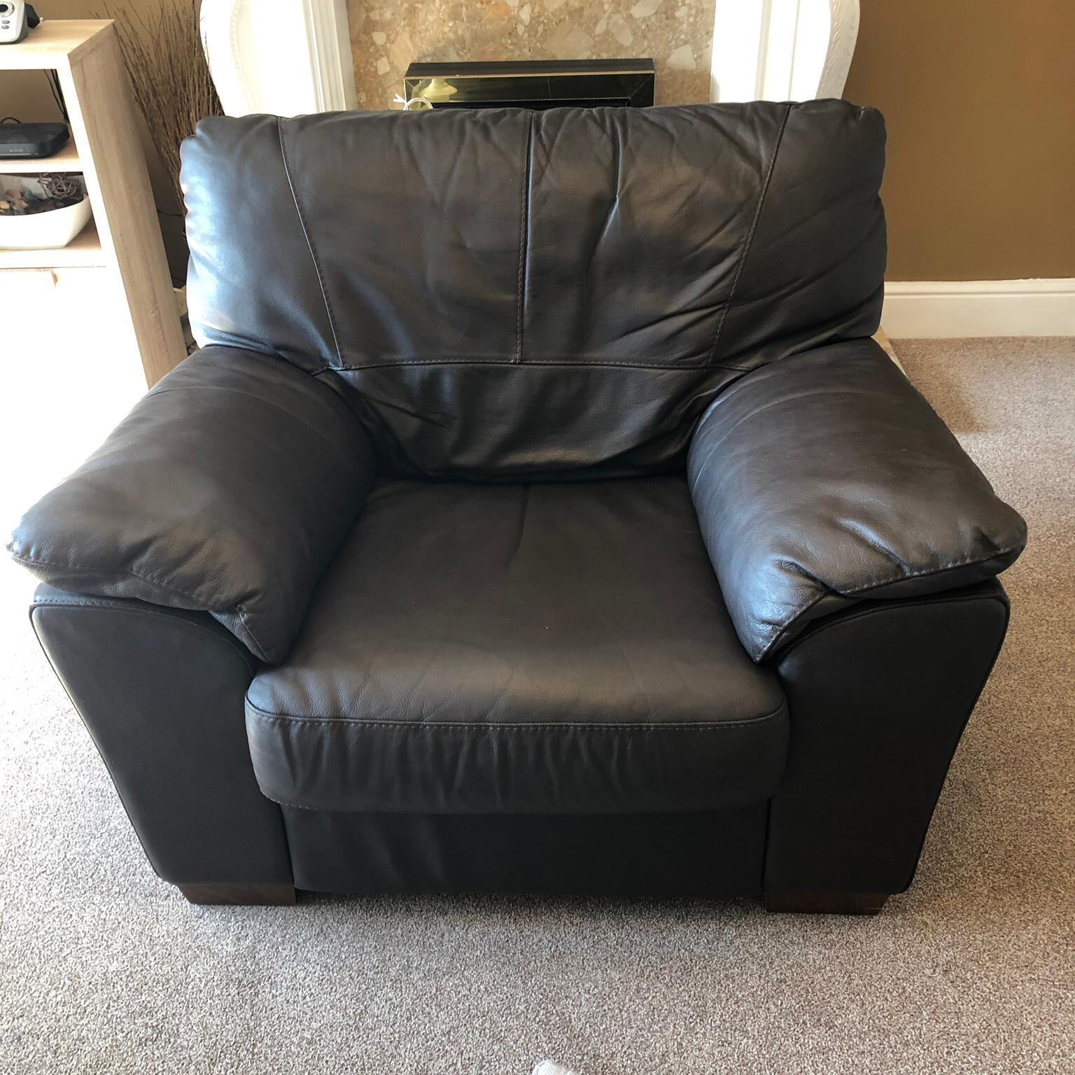 Three piece sofa & matching armchair Reduced in B77 Tamworth für £ 180,00 zum Verkauf Shpock AT