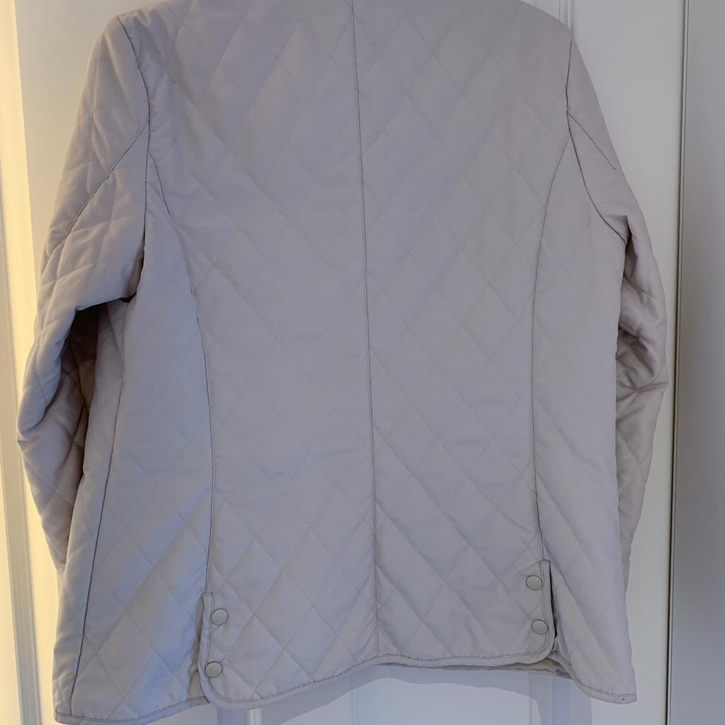 Ich verkaufe diese wunderschöne Steppjacke (Übergangsjacke) von H&M. Die Jacke weist keinerlei Flecken oder Löcher auf.

Größe: L
Farbe: Beige

Schaut Euch auch meine anderen Anzeigen an.

Paypal vorhanden.

Versand gegen Aufpreis möglich.

Keine Garantie, kein Umtausch da Privatverkauf.