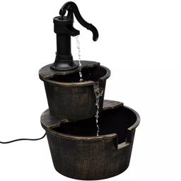 Spezifikationen

    Farbe: Bronzefarben
    Material: Kunststoff
    Gesamtmaße: 47 x 41 x 69 cm (B x T x H)
    Wasserpumpe enthalten (220-240 V ~, 6 W)
    Schlauch enthalten
    Geeignet für den Innenbereich


Dieser Kaskadenbrunnen im Vintage-Stil weist ein dekoratives Handwasserpumpe-Design auf. Er kann einfach und schnell montiert werden. Der Brunnen ist mit einer laufruhigen Wasserpumpe ausgestattet, die das Wasser kontinuierlich im Kreislauf befördert.

 

Der Brunnen ist aus strapazierfähigem Kunststoff gefertigt und für den Innenbereich geeignet. Die Lieferung beinhaltet einen Brunnen, eine Wasserpumpe und einen Schlauch.
