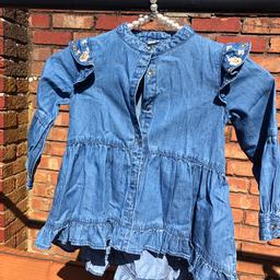 Great condition 
Size 18-24month 
Fits 2 years old 
Need ironing beautiful on