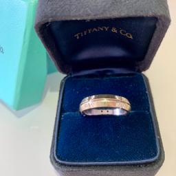 Original TIFFANY & CO Ring aus der Streamerica Kollektion
Das Modell ist klassisch und zeitlos
18K/750 Weißgold mit 0,20ct Diamanten F/G Farbe, VS
gestempelt innen: 2000, T & CO., 750
Gr. 52 (16,5)
Gewicht ca. 5,8g
20 Diamanten im Brillantschliff zusammen ca. 0,20 ct
Der Ring ist in einem sehr guten Zustand mit minimalen Tragespuren, wurde selten getragen.
Originalverpackung (Original lederbezogene Schatulle und Tiffany Box) vorhanden!
