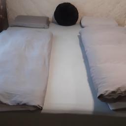 Verkaufe Boxspringbett 180 x200  Höhe : 53 cm mit Topper 62cm. Marke Bugati  das Bett ist mit hell beigen Leder überzogen und hat einen neuen Topper . Kann ab Mai abgeholt werden in Spital am Pyhrn
