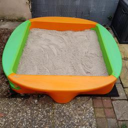 Biete einen kaum benutzten BIG Sandkasten mit Sand 