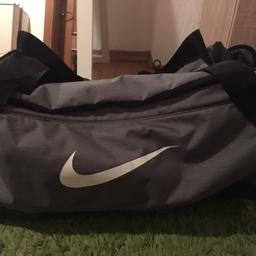 Verkaufe eine Nike Duffel Sporttasche
Farbe: grau
Größe: M
Sehr guter Zustand!