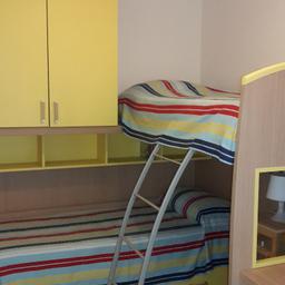 cameretta bimbi con 2+1 posti letto, 2 armadi, 1 scrivania. Nuova in ottime condizioni.  Zona Versilia/Massa Carrara