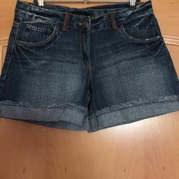 Ich verkaufe eine super erhaltene Jeans Shorts. Sehr bequem, Größe 36 
Bei fragen und Interesse gerne melden :)