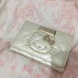 Cute Hello Kitty purse, sticker is still on the gold emblem