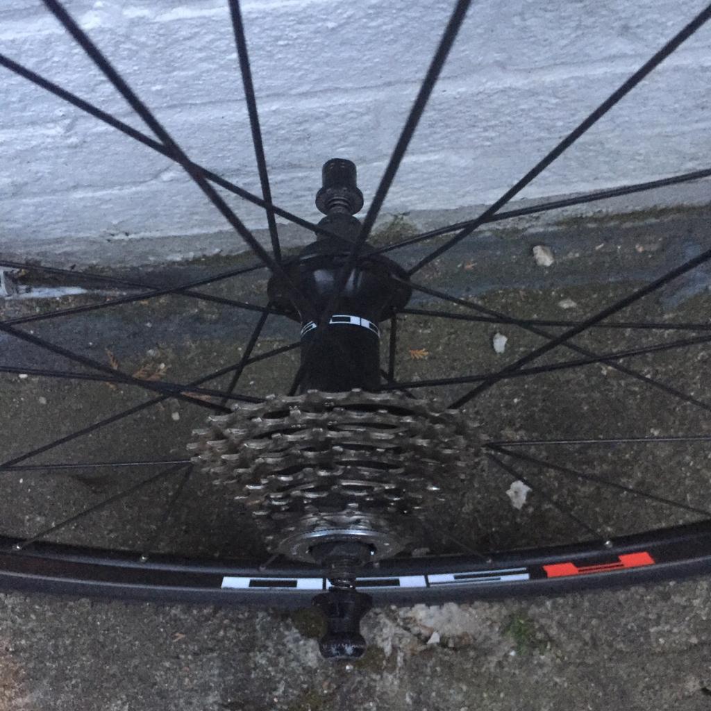 Shimano bike rim and tyre in SE18 Greenwich für £ 60,00 zum Verkauf ...