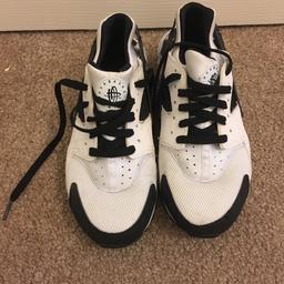 Pair of white and black Nike huaraches. In good condition only worn twice. Size uk 6