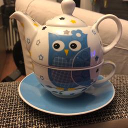 Verkaufe ein neues Teeservice 3teilig. Die Kanne kann auf der Tasse platziert werden. Tolles Muster mit Eule.