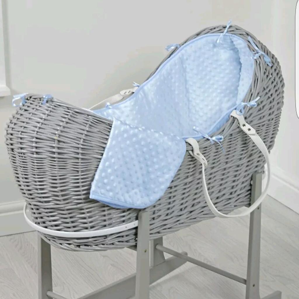 blue and grey pod moses basket and stand in Doncaster für £ 60,00 zum