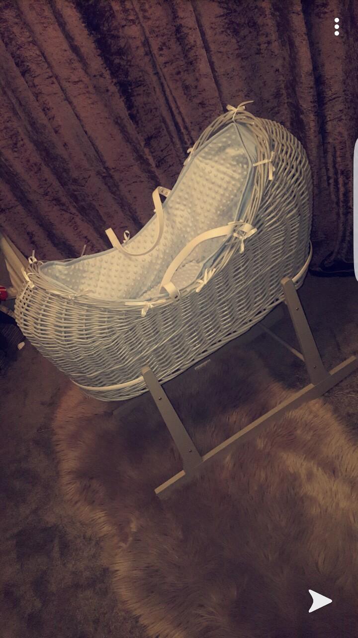 blue and grey pod moses basket and stand in Doncaster für £ 60,00 zum